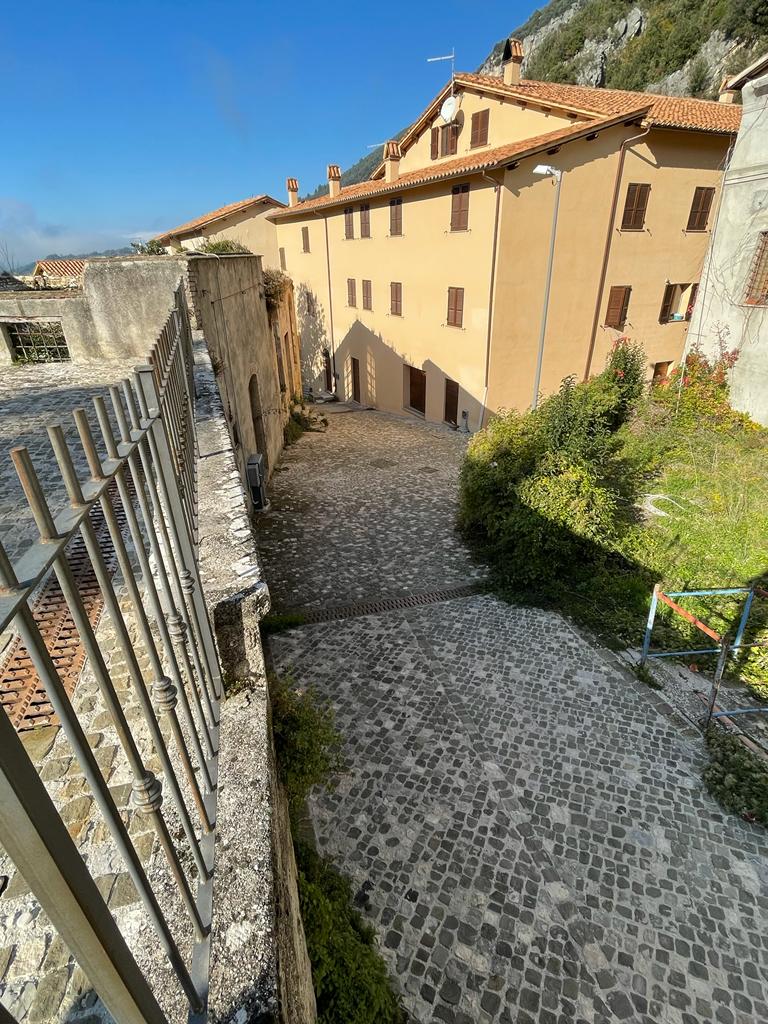 __Pale, Umbria - Pietra Pale, cubetti tranciati, Ideale per Pavimentazioni Storiche, disegni da Giardino, inserti abbinati ad altre pavimentazioni.jpeg